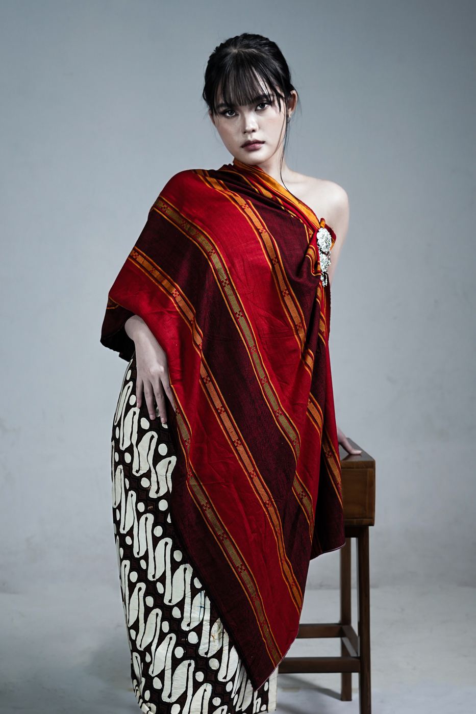Editorial kain tenun merah